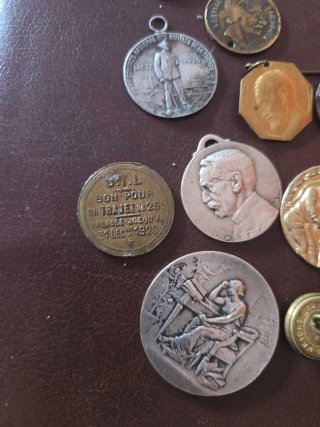 Lote de medallas y monedas antiguas