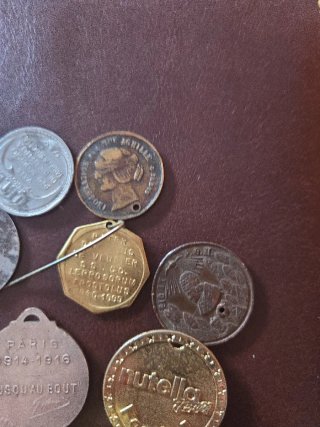 Lote de medallas y monedas antiguas