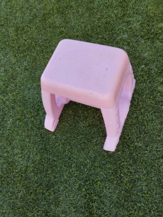 Taburete rosa de plástico