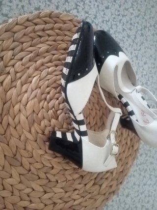 Zapatos Lola Ramona Negros y Blancos