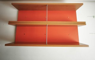 Estanterías madera y metal naranja