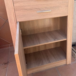 Mueble de madera y cristal
