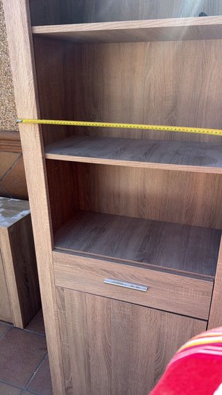 Mueble de madera y cristal