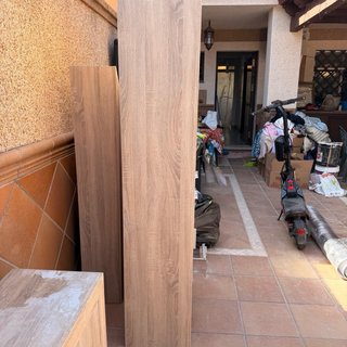 Mueble de madera y cristal
