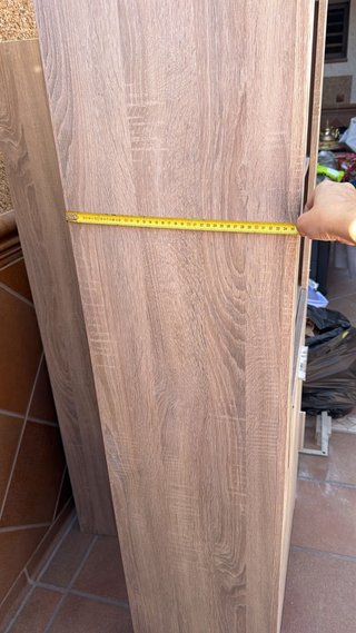 Mueble de madera y cristal