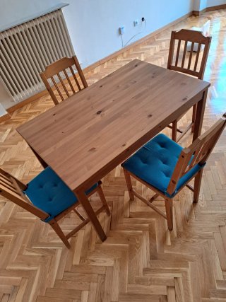 Mesa de madera con 4 sillas