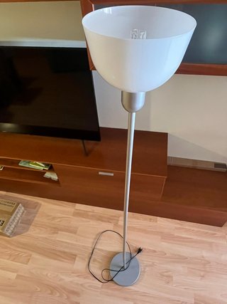 Lámpara de pie moderna plateada y blanca