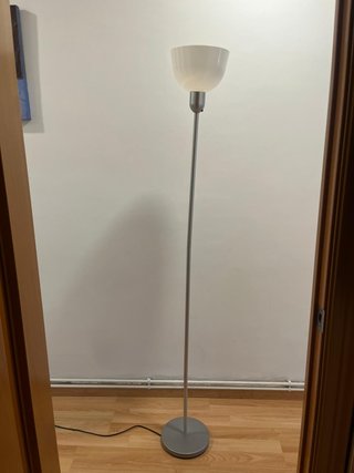 Lámpara de pie moderna plateada y blanca