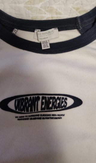 Camiseta Pull&Bear blanca y azul.