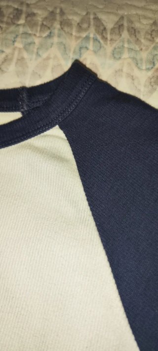 Camiseta Pull&Bear blanca y azul.
