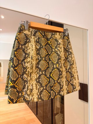 Falda Bershka efecto piel estampado serpiente