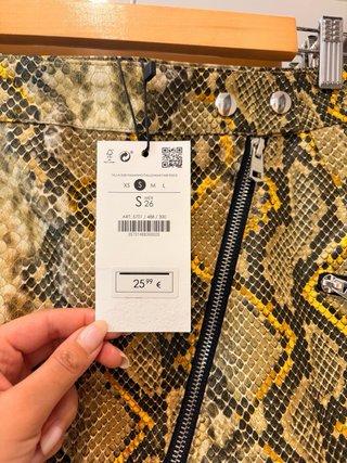 Falda Bershka efecto piel estampado serpiente