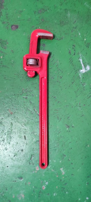 Llave de grifa roja