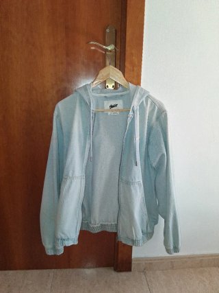 Chaqueta tejana con capucha