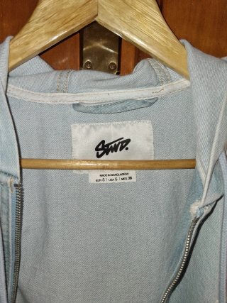 Chaqueta tejana con capucha