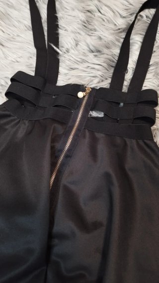 Falda negra con tirantes