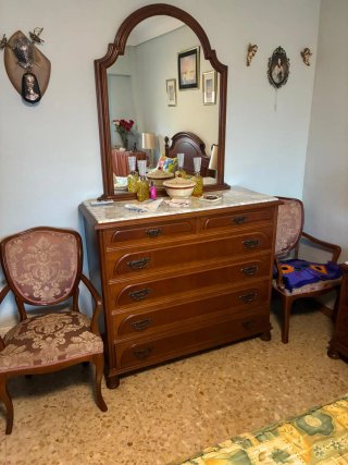Cómoda de madera con espejo y mármol