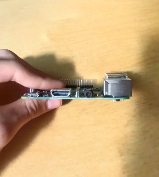 Raspberry Pi 3 Modello B nella sua scatola con custodia
