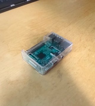 Raspberry Pi 3 Modello B nella sua scatola con custodia