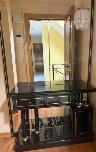 Mueble recibidor negro brillo con detalles dorados