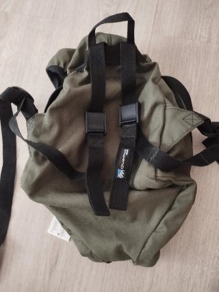 Mochila Quechua verde militar