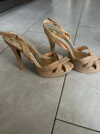 Zapatos de tacón Parfois dorados con pedrería