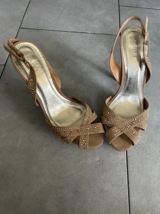 Zapatos de tacón Parfois dorados con pedrería