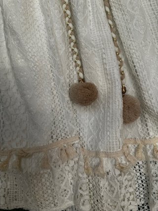 Vestido blanco ibicenco conchas y pompones.