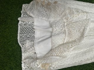 Vestido blanco ibicenco conchas y pompones.