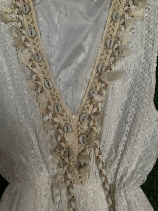Vestido blanco ibicenco conchas y pompones.