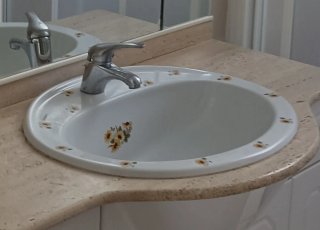 Lavabo Roca Porcelana y accesorios de baño a juego