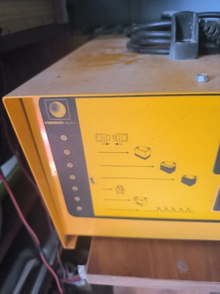 Cargador de Baterías Amarillo