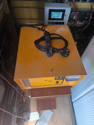 Cargador de Baterías Amarillo