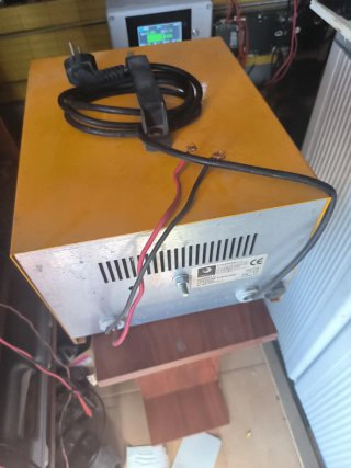 Cargador de Baterías Amarillo