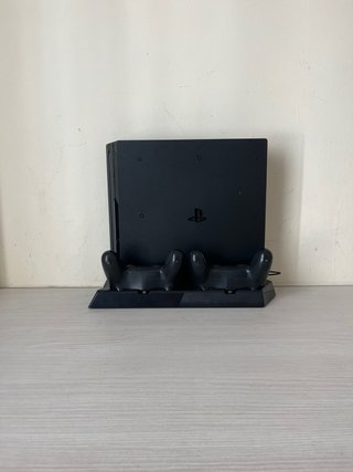 PS4 Pro 1TB + 2 Mandos + Base Refrigeradora