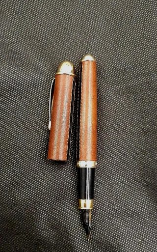 Arte Medici, Oro 24k y cuero auténtico. Pluma