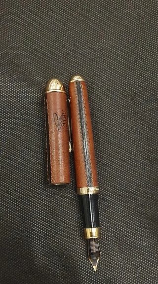 Arte Medici, Oro 24k y cuero auténtico. Pluma