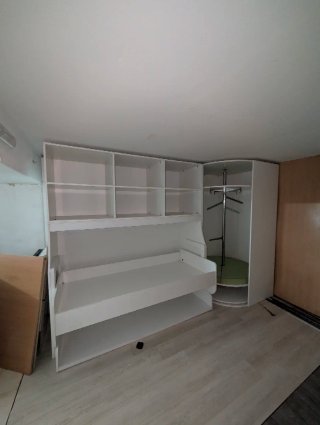 Dormitorio con armario giratorio