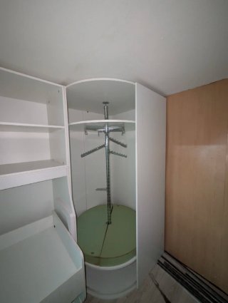 Dormitorio con armario giratorio