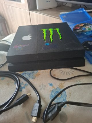 PS4 Negra con Mandos y Juegos