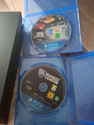PS4 Negra con Mandos y Juegos