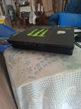 PS4 Negra con Mandos y Juegos