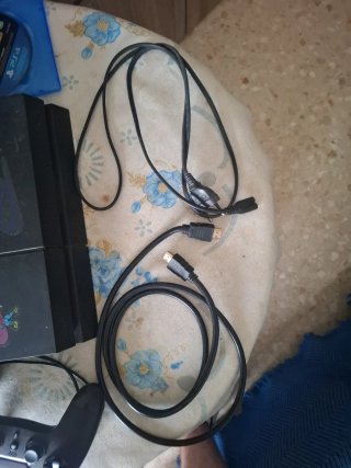 PS4 Negra con Mandos y Juegos