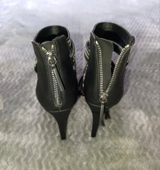 Sandalias tacón tachuelas Zara