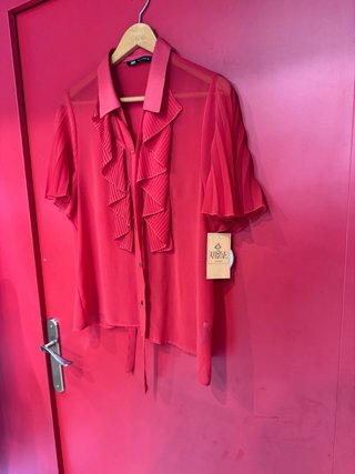 Blusa Zara roja volantes plisados transparente