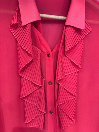 Blusa Zara roja volantes plisados transparente