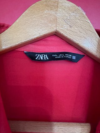 Blusa Zara roja volantes plisados transparente