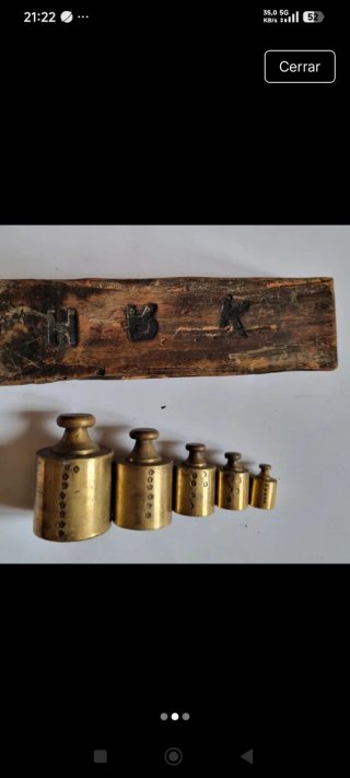 Pesas de latón antiguas en bloque leer