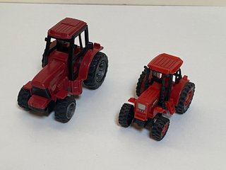 2 Tractores de Plástico Rojo