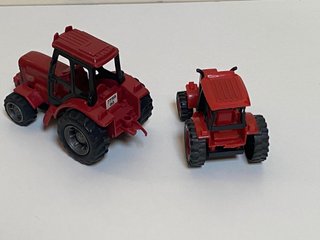 2 Tractores de Plástico Rojo